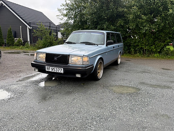 Volvo 240 3 of 5