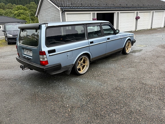 Volvo 240 4 of 5
