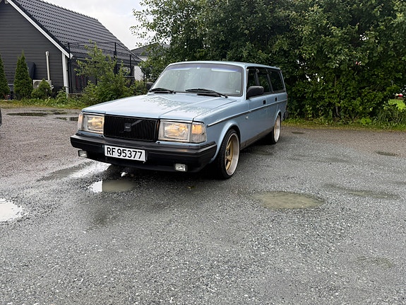 Volvo 240 2 of 5