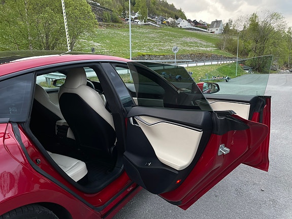 Tesla Model S 26 of 30