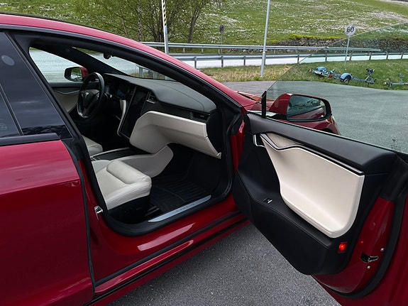Tesla Model S 16 of 30