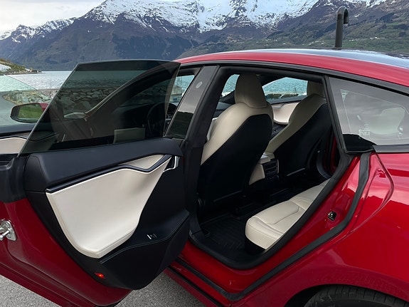 Tesla Model S 27 of 30
