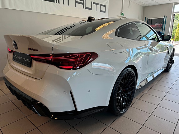 BMW M4 3 of 5