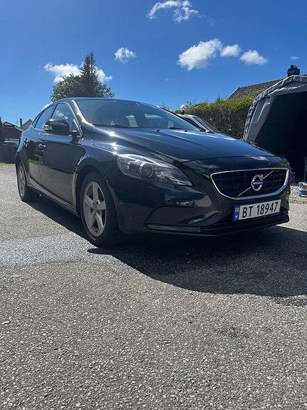 Volvo V40 2 of 22