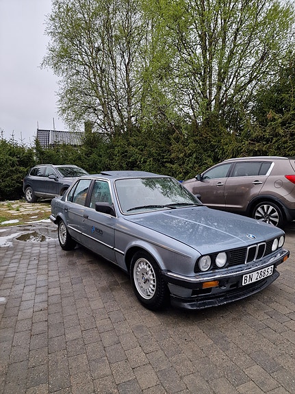BMW 325i 2 of 5