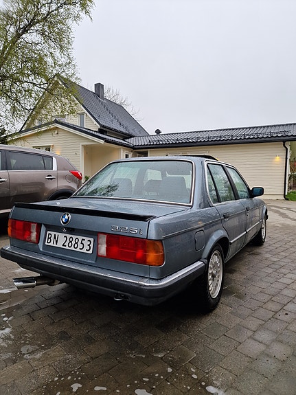 BMW 325i 4 of 5