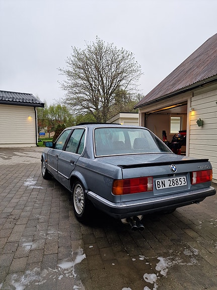 BMW 325i 3 of 5
