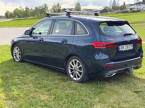Mercedes-Benz B180 2 of 5