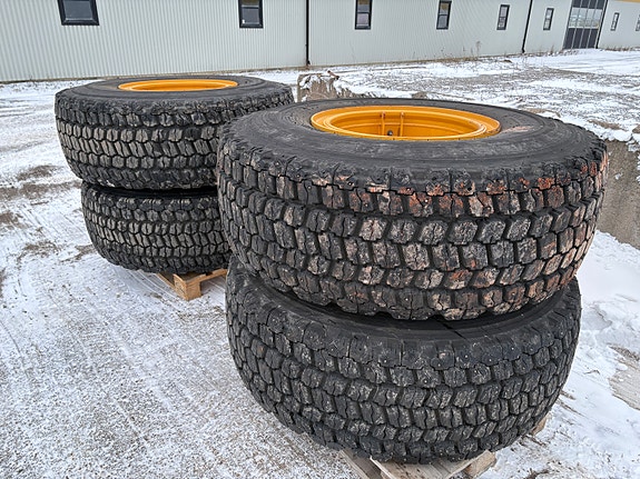 Volvo Bridgestone vinterdäck med pigg till L60H