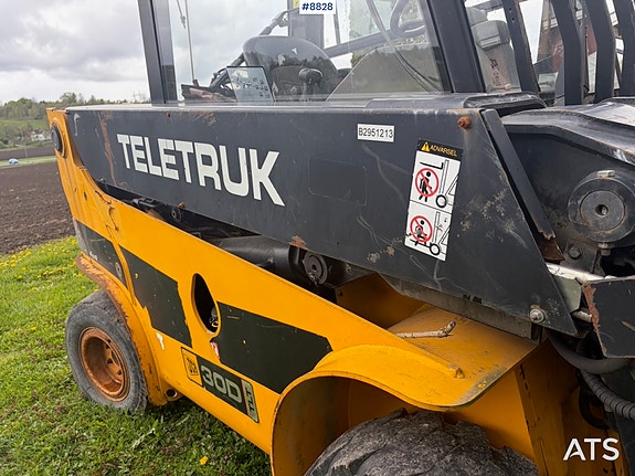 JCB Teletruk 30D 4x4 med snøskuffe og ny pallegaffel 10 of 27