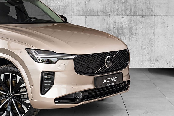 Volvo XC90 2 of 30