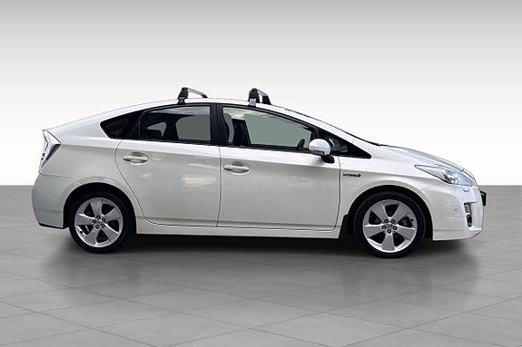 Toyota Prius 4 of 5