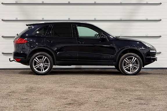 Porsche Cayenne 2 of 5