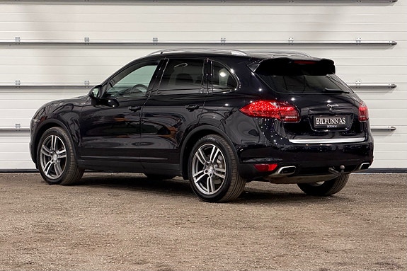 Porsche Cayenne 4 of 5