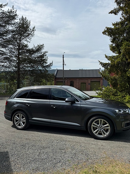 Audi Q7 4 of 5