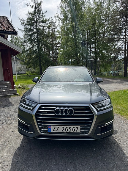 Audi Q7 2 of 5