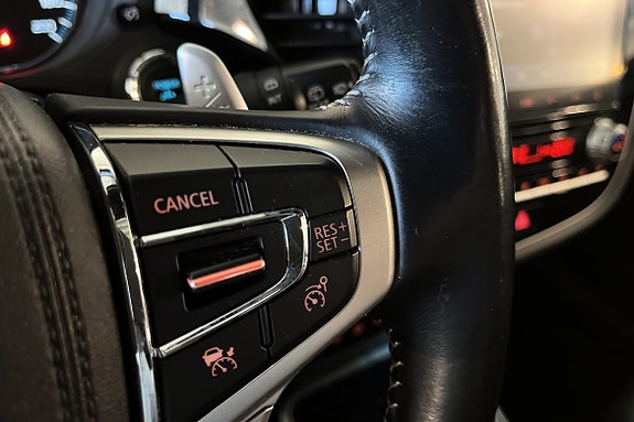 Multifunksjonsratt med handsfree og cruisekontroll for trygg kjøring.
