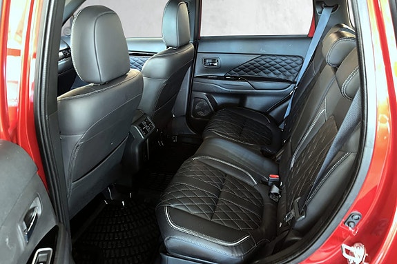 Bakseter i helskinn med komfortabel midtarmlene og 2 Isofix fester