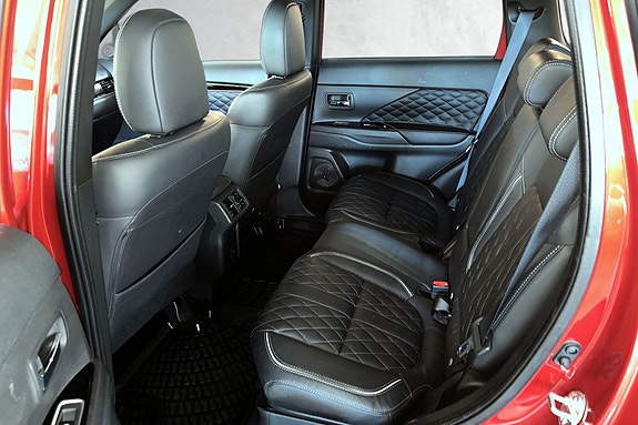 Bakseter i helskinn med komfortabel midtarmlene og 2 Isofix fester