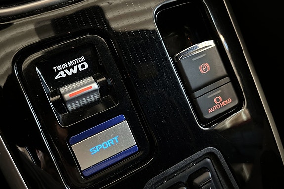 Kontroller 4WD og sportmodus med lett tilgjengelige knapper i konsollen.