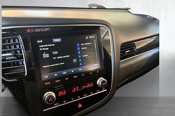 Navigasjon med TomTom og smidig Apple CarPlay/Android Auto integrert i midtskjerm.