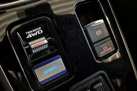 Kontroller 4WD og sportmodus med lett tilgjengelige knapper i konsollen.
