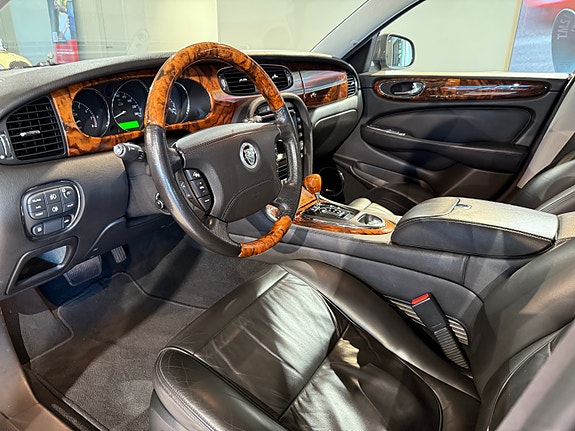 Jaguar XJ 14 of 22