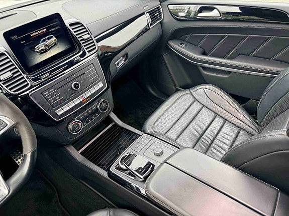 Mercedes-Benz GLS63 25 of 30