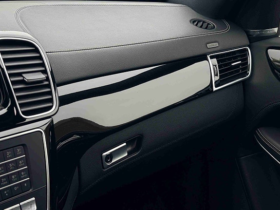 Mercedes-Benz GLS63 26 of 30
