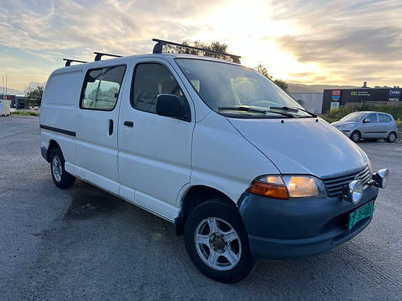 Toyota HiAce 3 of 5