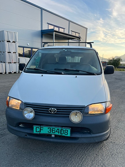 Toyota HiAce 2 of 5