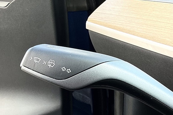 Det minimalistiske interiøret gir en moderne og ryddig kupé med fokus på komfort og teknologi.