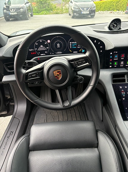 Porsche Taycan 6 of 8