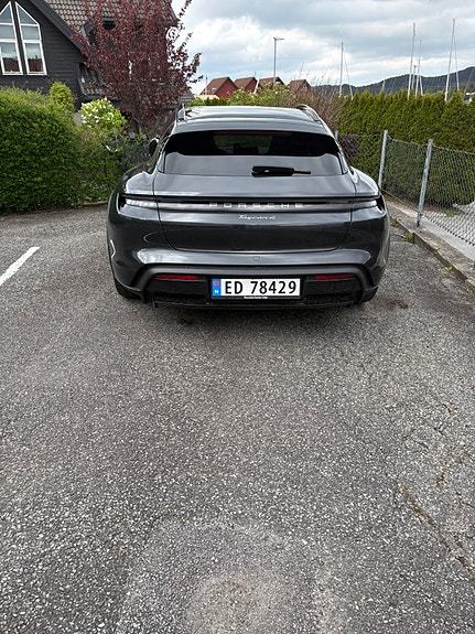 Porsche Taycan 3 of 5