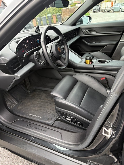 Porsche Taycan 4 of 5