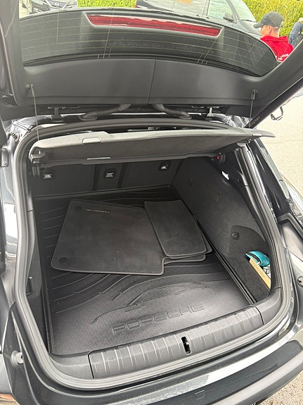 Porsche Taycan 7 of 8