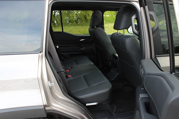 Toyota Land Cruiser 12 of 30
