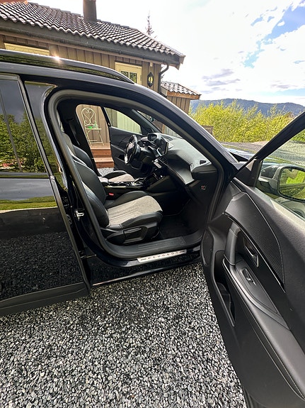 Peugeot e-2008 10 of 13