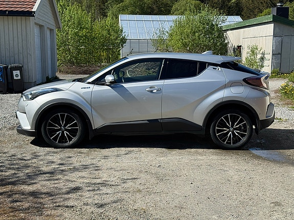 Toyota C-HR 3 of 12