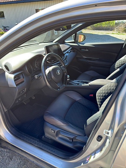Toyota C-HR 8 of 12