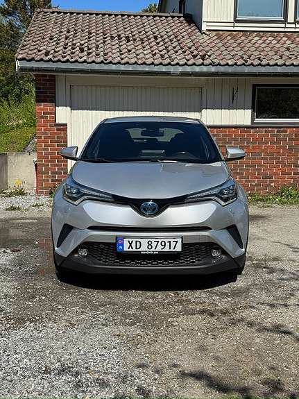Toyota C-HR 2 of 12