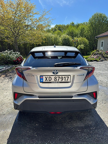Toyota C-HR 4 of 12