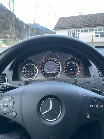 Mercedes-Benz C200 4 of 12