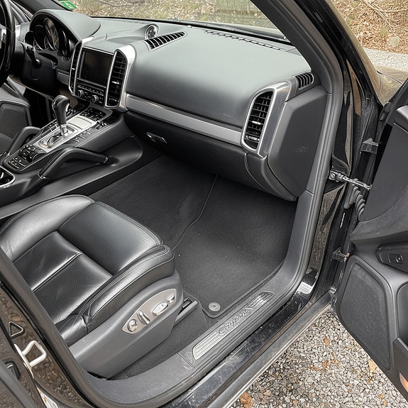 Porsche Cayenne 4 of 19