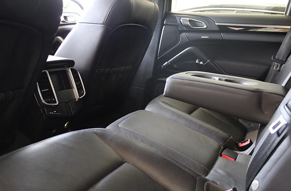 Porsche Cayenne 9 of 19