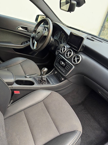 Mercedes-Benz A160 3 of 5
