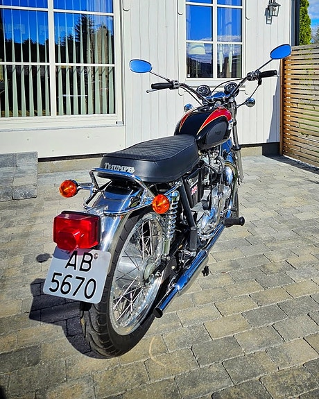 Triumph Bonneville T120 2 of 18