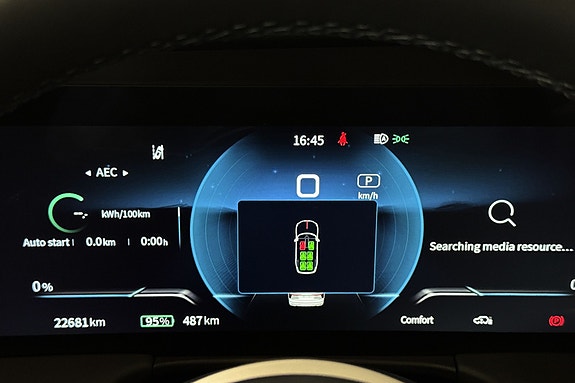 Oversiktlig førerdisplay viser batteristatus og avansert førerinformasjon.