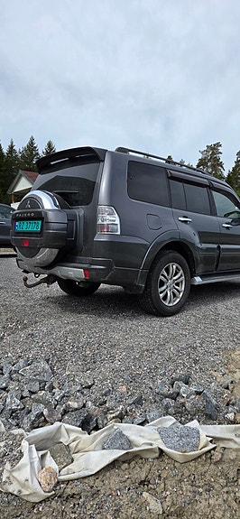 Mitsubishi Pajero 3 of 6