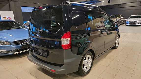 Ford Transit Courier 3 of 5